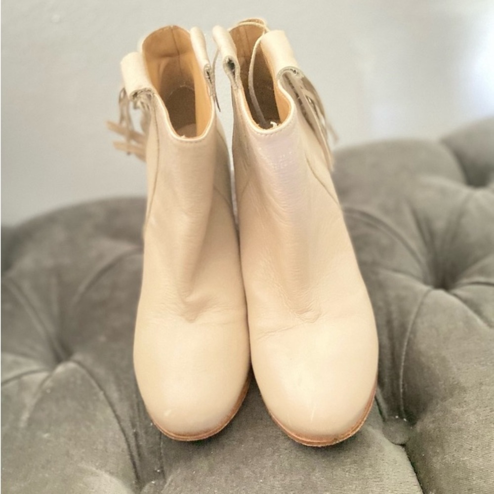 Kenneth Cole Vero Cuoio Bone White Fringe Ankle Boots Size: 8